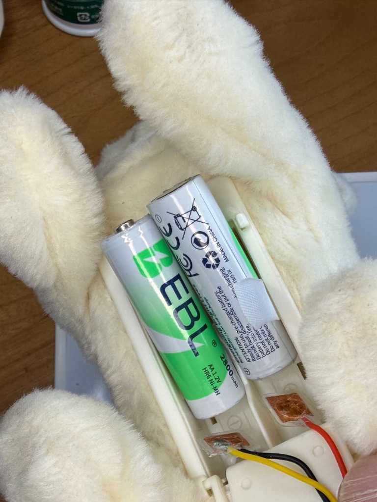 ToySwitchを電池ボックスに挟む様子