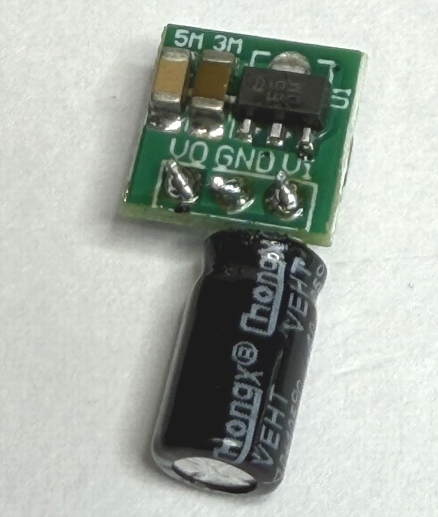 DC-DC昇圧基板にコンデンサーを付けた状態