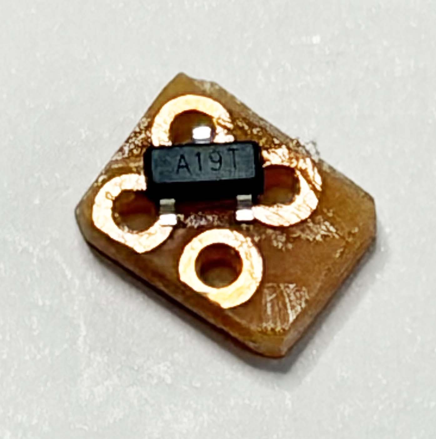 写真19: ピンセットで位置を合わせ、はんだ付けします。ここは一番細かい作業です。