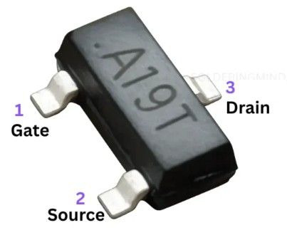 写真21: AO3401のピン確認用写真。このページでは写真の向きと接続先を基準に説明します。