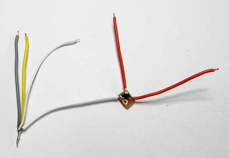 写真22: AO3401に配線を接続した状態。Gateは電池マイナス側、Drainは電池プラス側、SourceはDC-DCのVI側へつなぎます。