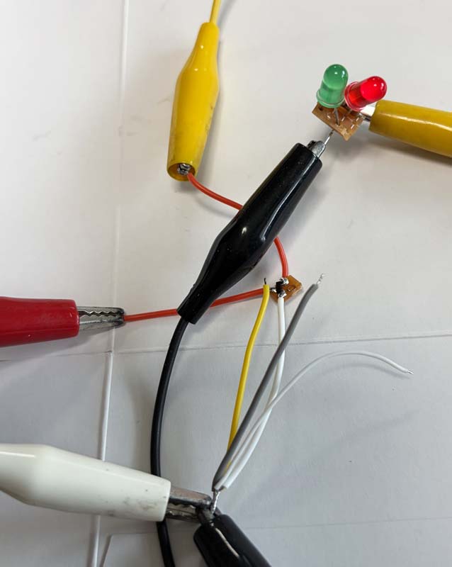 写真23: 正しい向きで電池を入れたとき、LED確認基板で赤LEDが点灯しました。