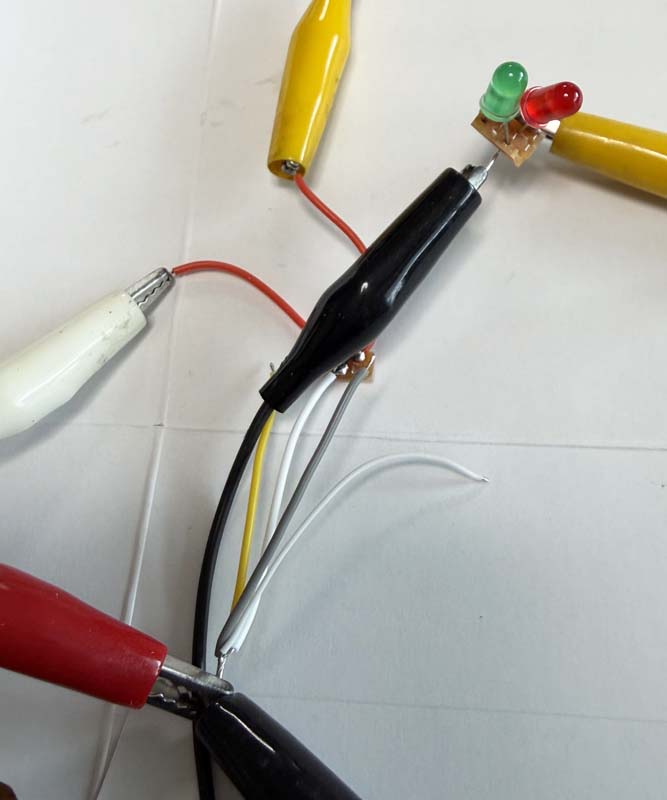 写真24: 逆向き接続ではLEDが点灯せず、逆接防止が働くことを確認しました。