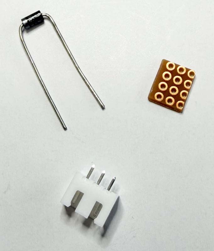写真27: 3ピンコネクター部分に、モーター用ダイオードを並列に入れるためのミニ基板を用意します。