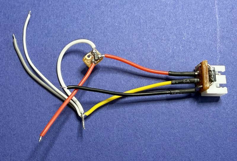 写真29: 3ピンコネクターに、電池プラス・GND・モーター制御側の線を接続します。