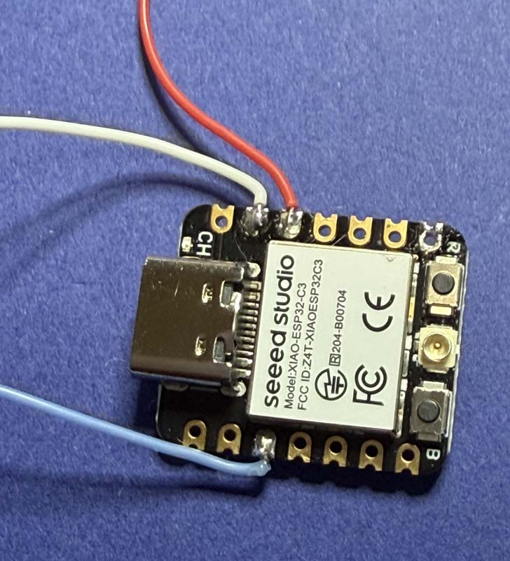 写真35: XIAO ESP32C3への接続は、3.3V、GND、D2の3本を使います。ESP32C3 SuperMiniの場合は、D2ではなく3を使用します。