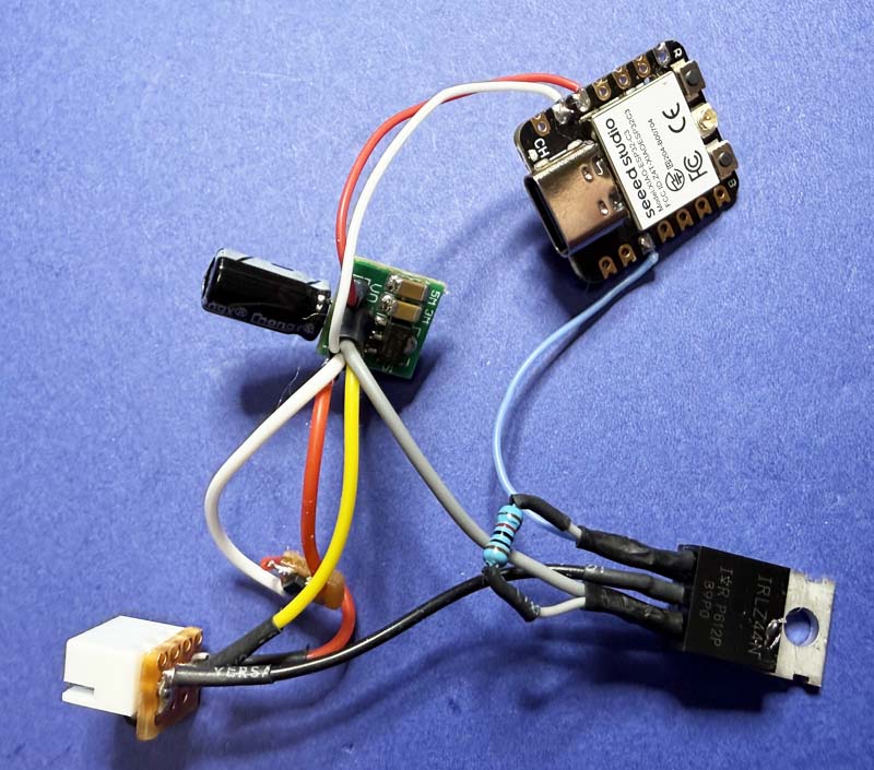 写真36: ESP32へ配線を接続。D2からNch MOSFETのGateを制御します。