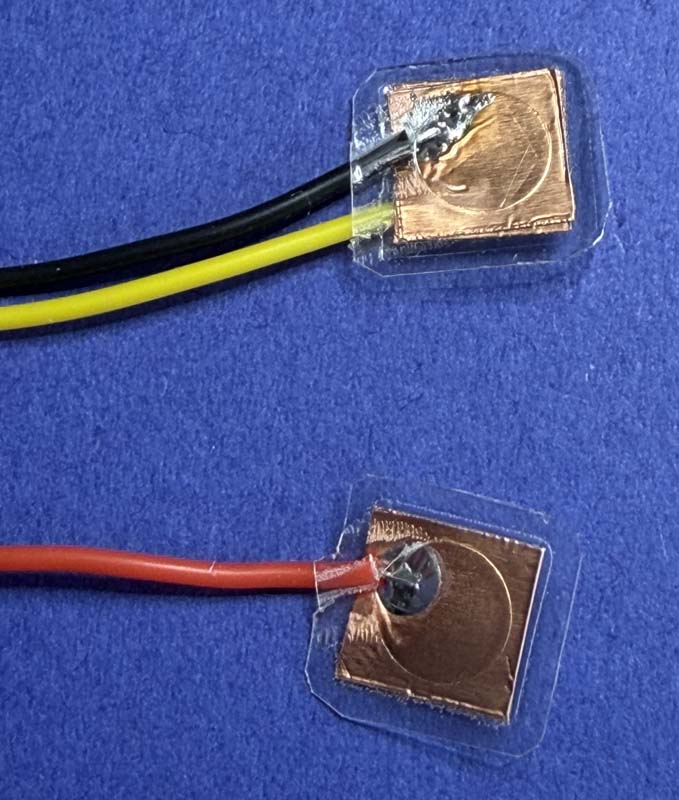 写真42: ラミネートフィルムを残した電池ボックスに挟む部分です。これで強度が上がりました。