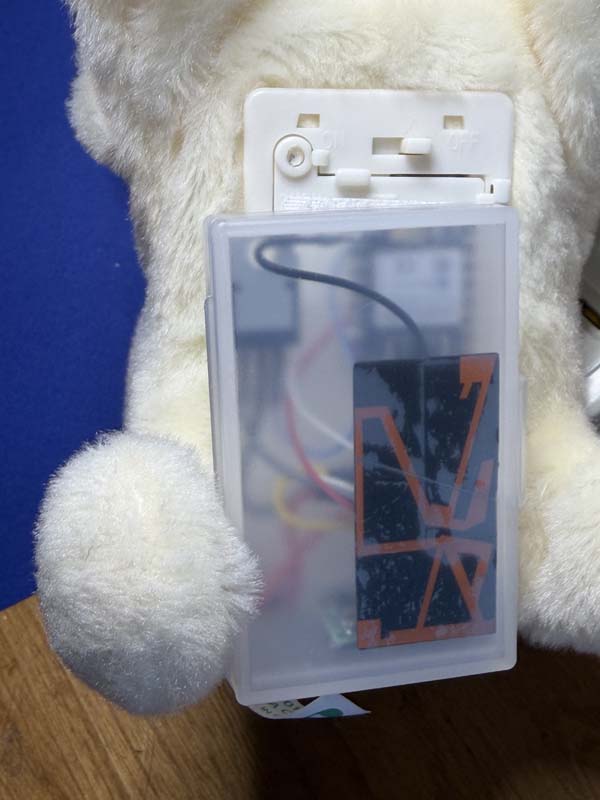 写真48: ピッコリーネに取り付けた例。ピッコリーネの電池蓋にはちょうど良い位置に切り込みがありますので、そこから5cmのBD配線を出して外付けケースをマジックテープで取り付けます。