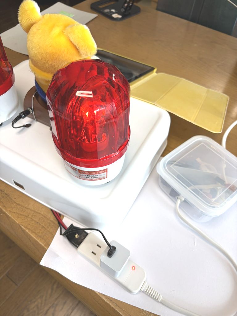 パトライトとクマちゃんを電源タップに接続した様子