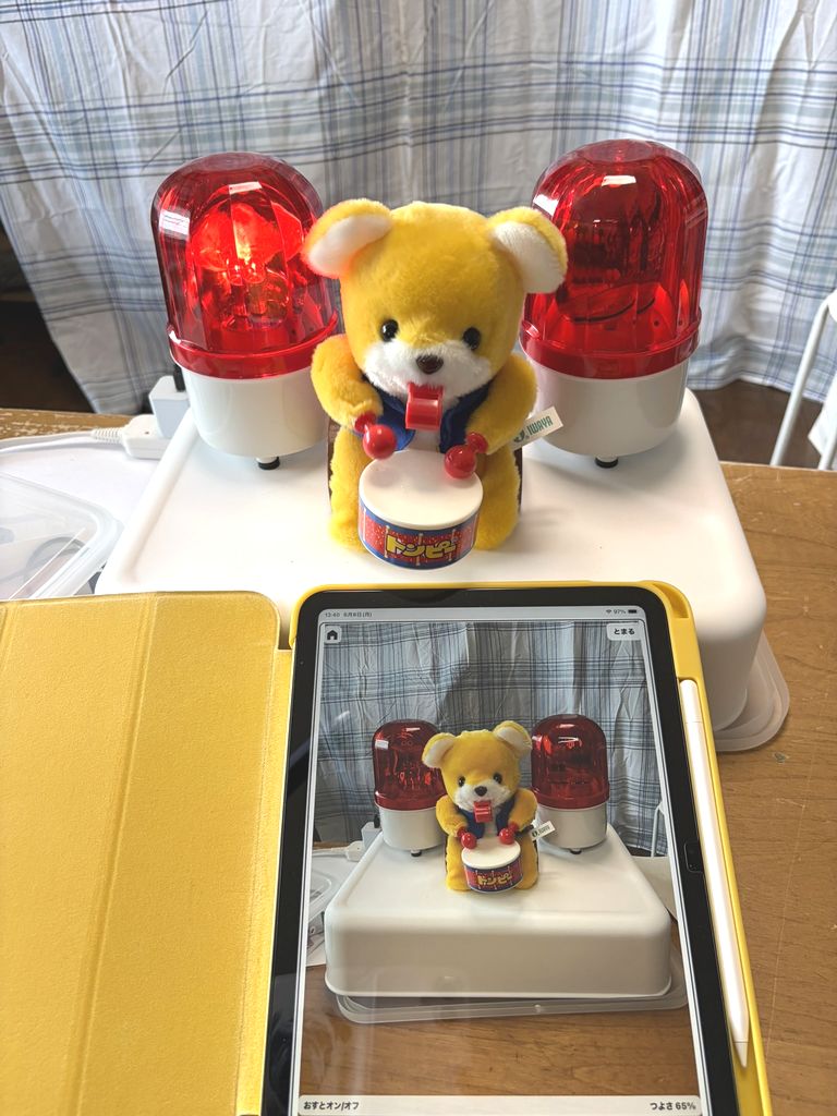 電源タップ型ToySwitchでクマちゃんとパトライトを同時に動かしている様子