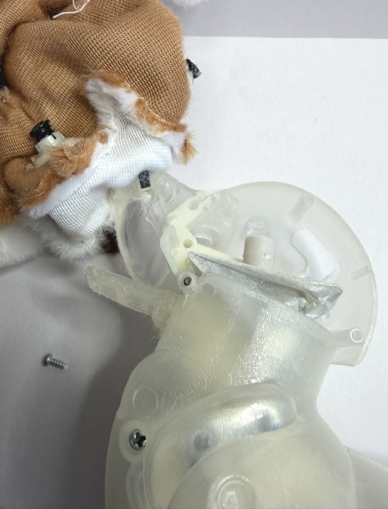 頭を二つに分けて鼻のパーツを外したところ