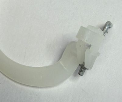 尻尾の折れかかった部品とタッカーの芯
