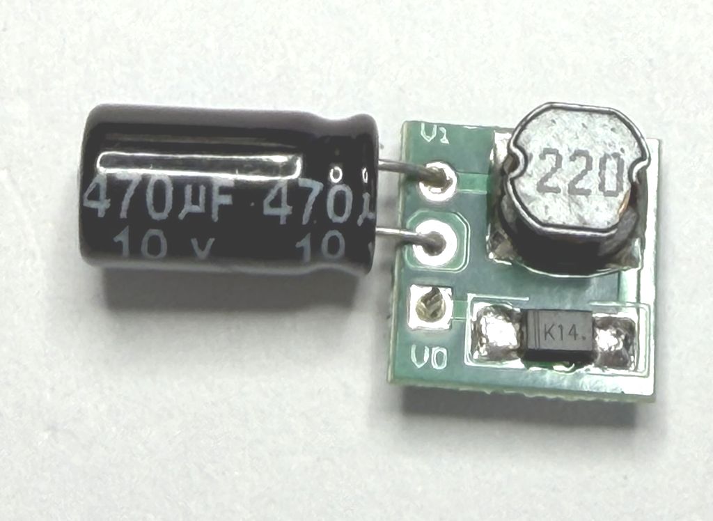 DC-DC基板にコンデンサーとピンを付けたところ
