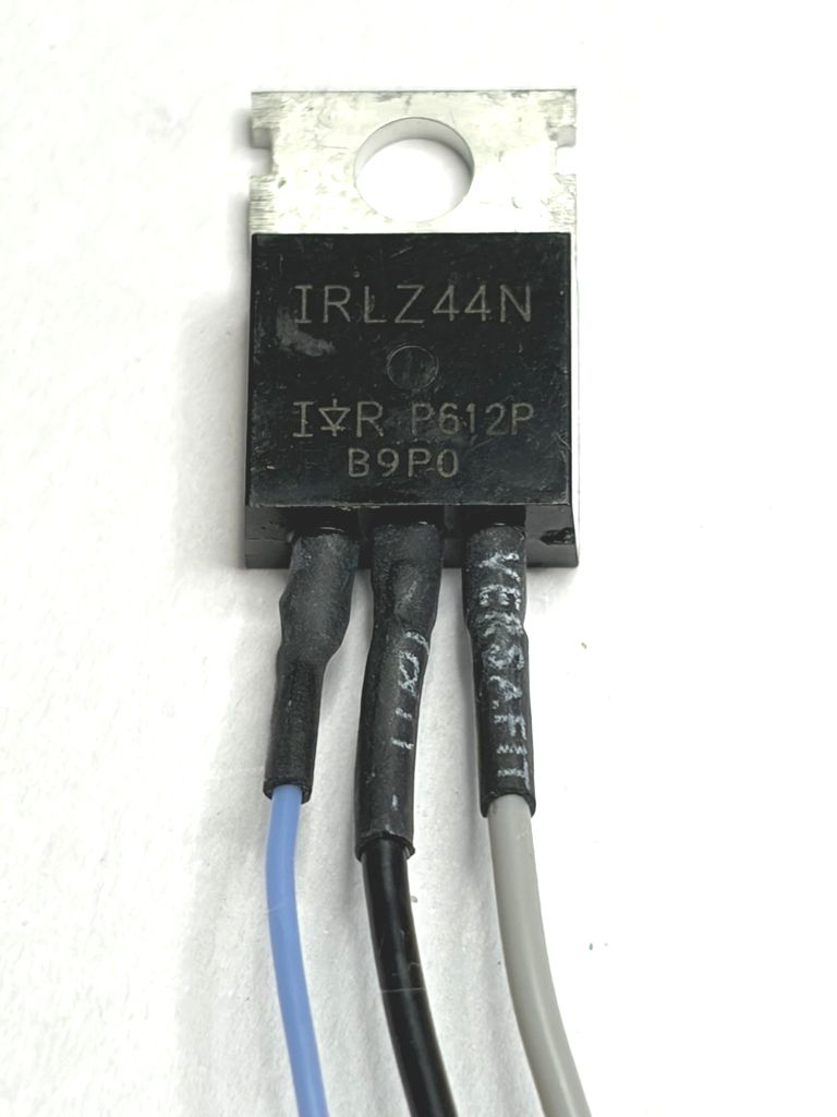 Nch MOSFETに3本の線を付けたところ