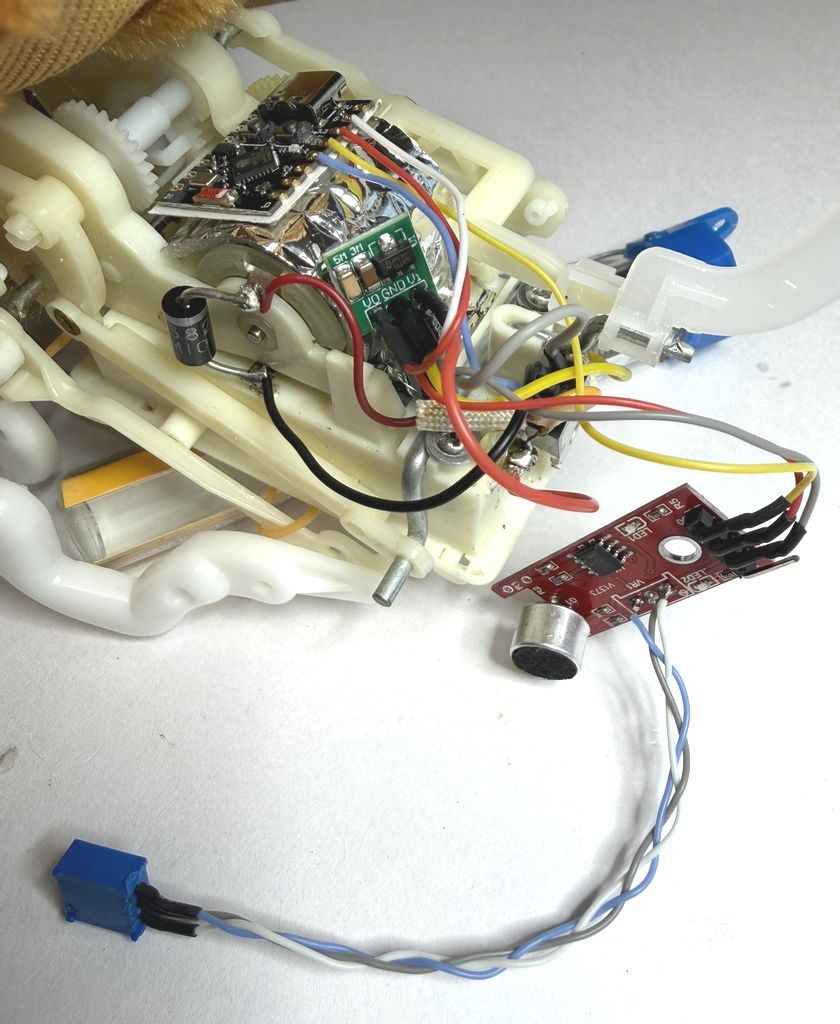 モーター上にESP32とDC-DCを固定したところ