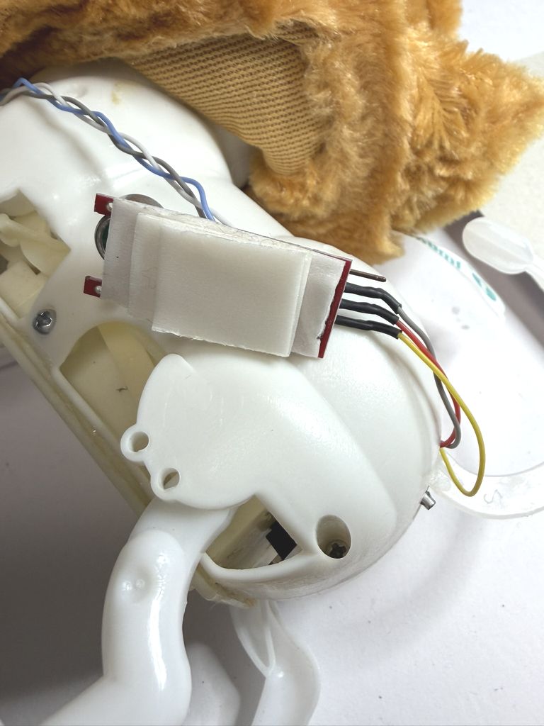KY-037の裏にスポンジ付き両面テープを貼ったところ